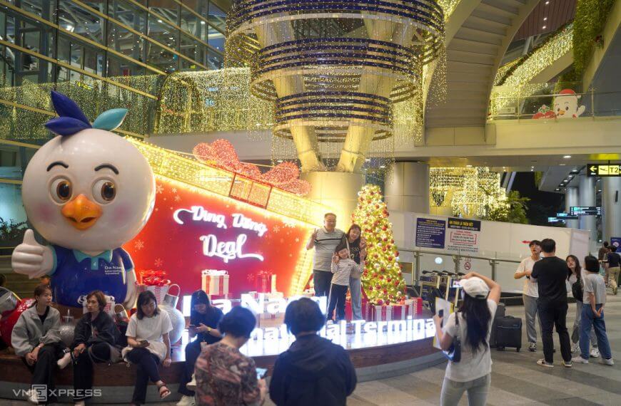 One of world’s best airports in Vietnam lit up before Christmas holiday
